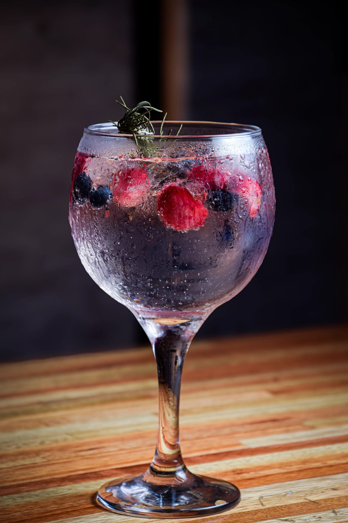 Cocktail naranja con sombrilla