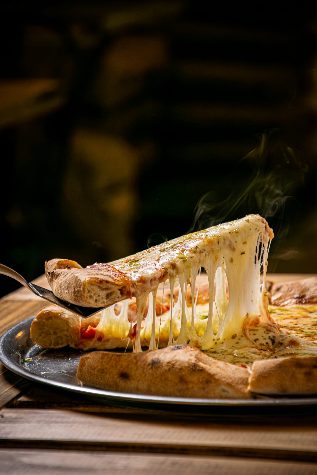 Pizza con queso hilado
