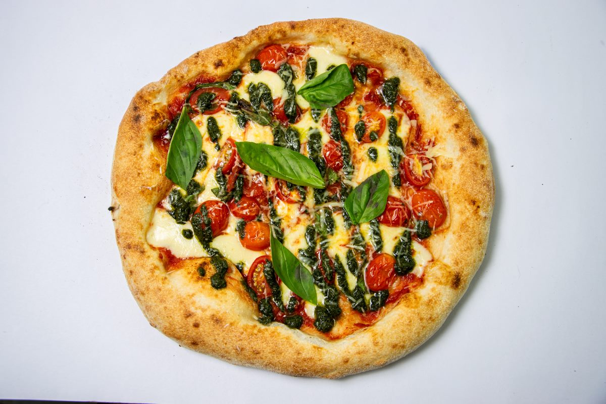 Pizza con tomate y pesto