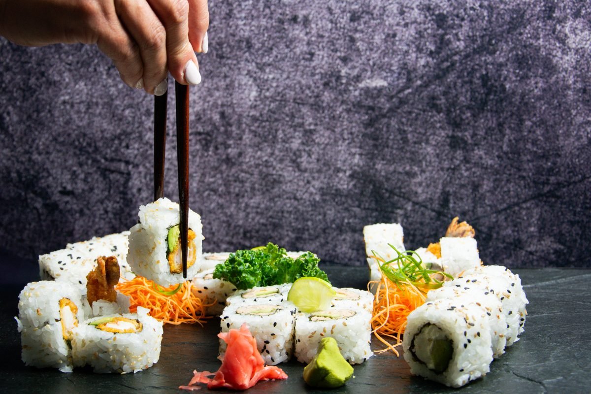 Rolls de sushi con salsa