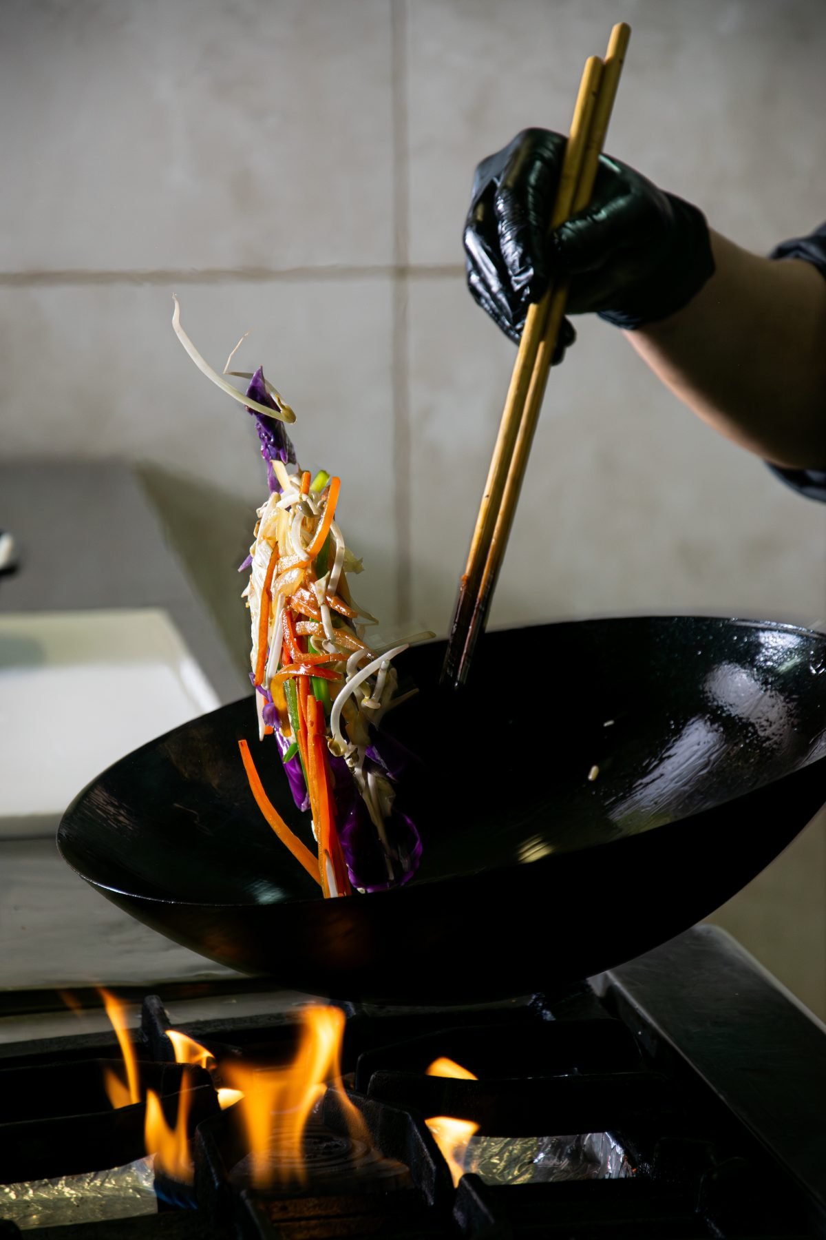 Verduras salteadas en wok con fuego